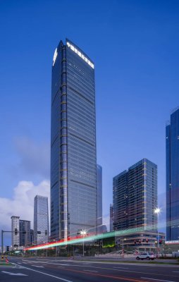 Zhuhai 153.9 meters above the ground: MYUAV FC30 dual-tethered high-altitude cleaning UAV opens new height for curtain wall cleaning