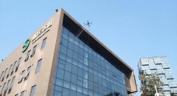 Innovative Technology Illuminates Urban Cleaning: MYUAVM400X Drone Efficiently Cleans Chongqing High-Rise Building Curtain Walls